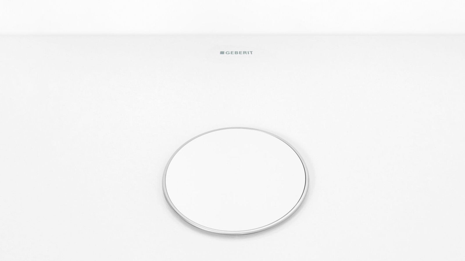 Beyaz renkte, sade krom kenarlı drenaj kapağı Beyaz renkte, sade krom kenarlı drenaj kapağı