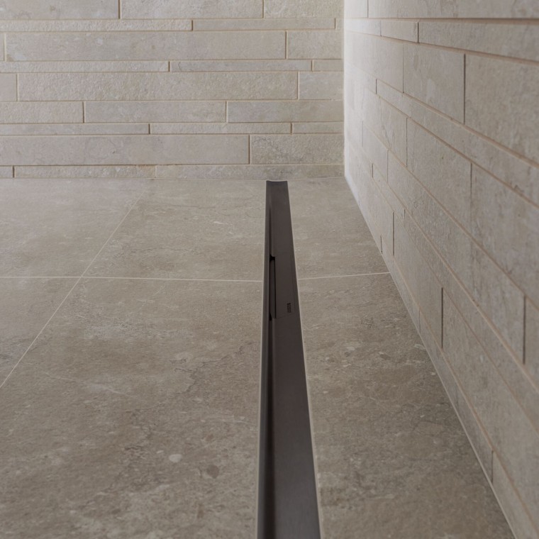 Su, paslanmaz çelik profil üzerinden akar.