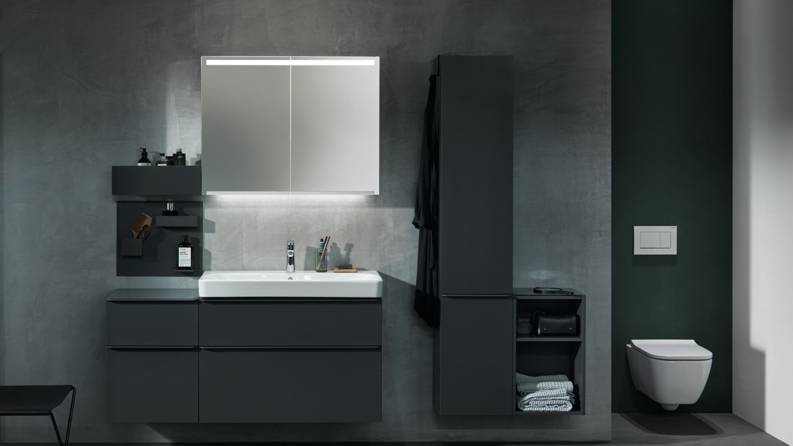 Bir niş içerisine monte edilmiş duvar tipi Geberit Smyle kare klozet