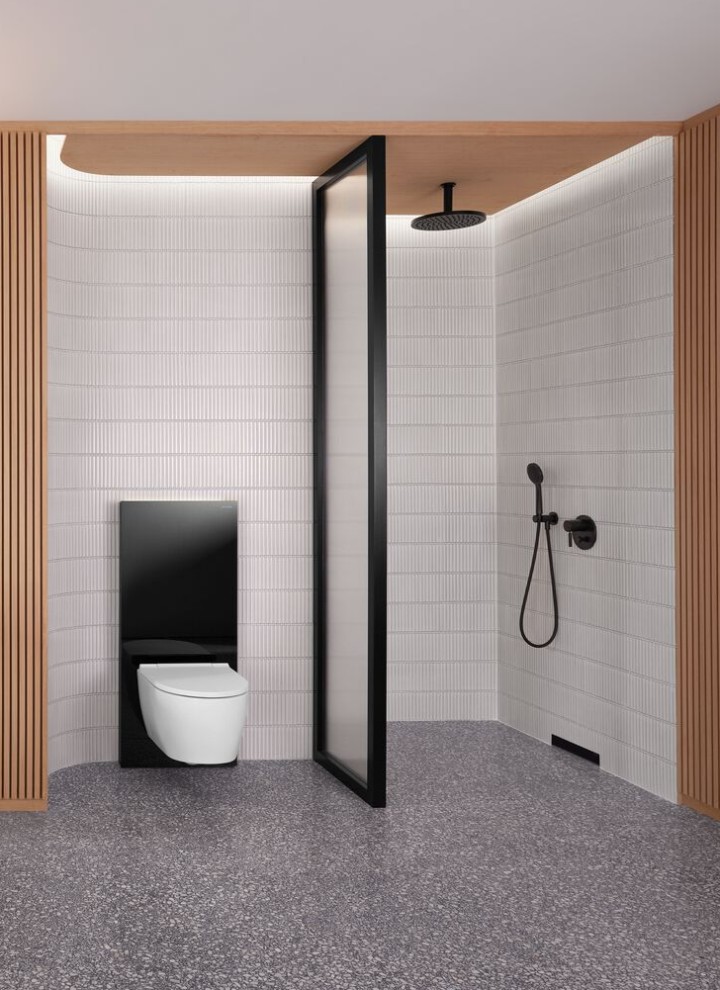 Ahşap duvarlı, siyah-beyaz duş ve WC alanlı bir banyo
