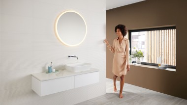 Kahverengi renk paletinin kullanıldığı – en yeni banyo renk trendi – modern bir banyoda kadın ve Mix & Match lavabo alanı kombinasyonu