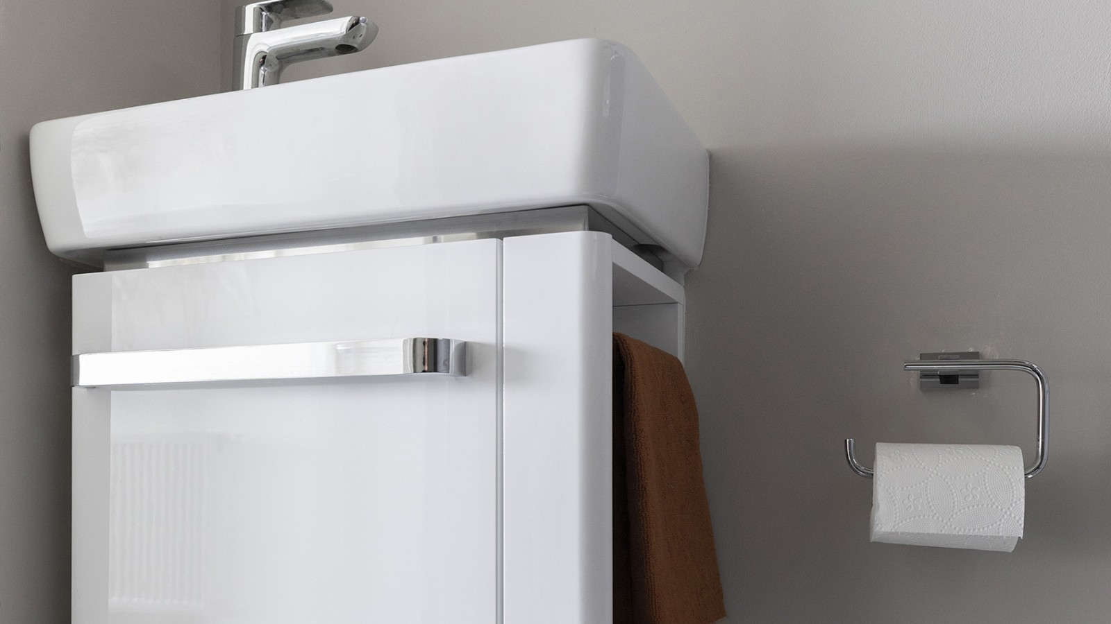 Uyumlu lavabo dolabı ve entegre havlu askısına sahip Renova Compact lavabo Uyumlu lavabo dolabı ve entegre havlu askısına sahip Renova Compact lavabo