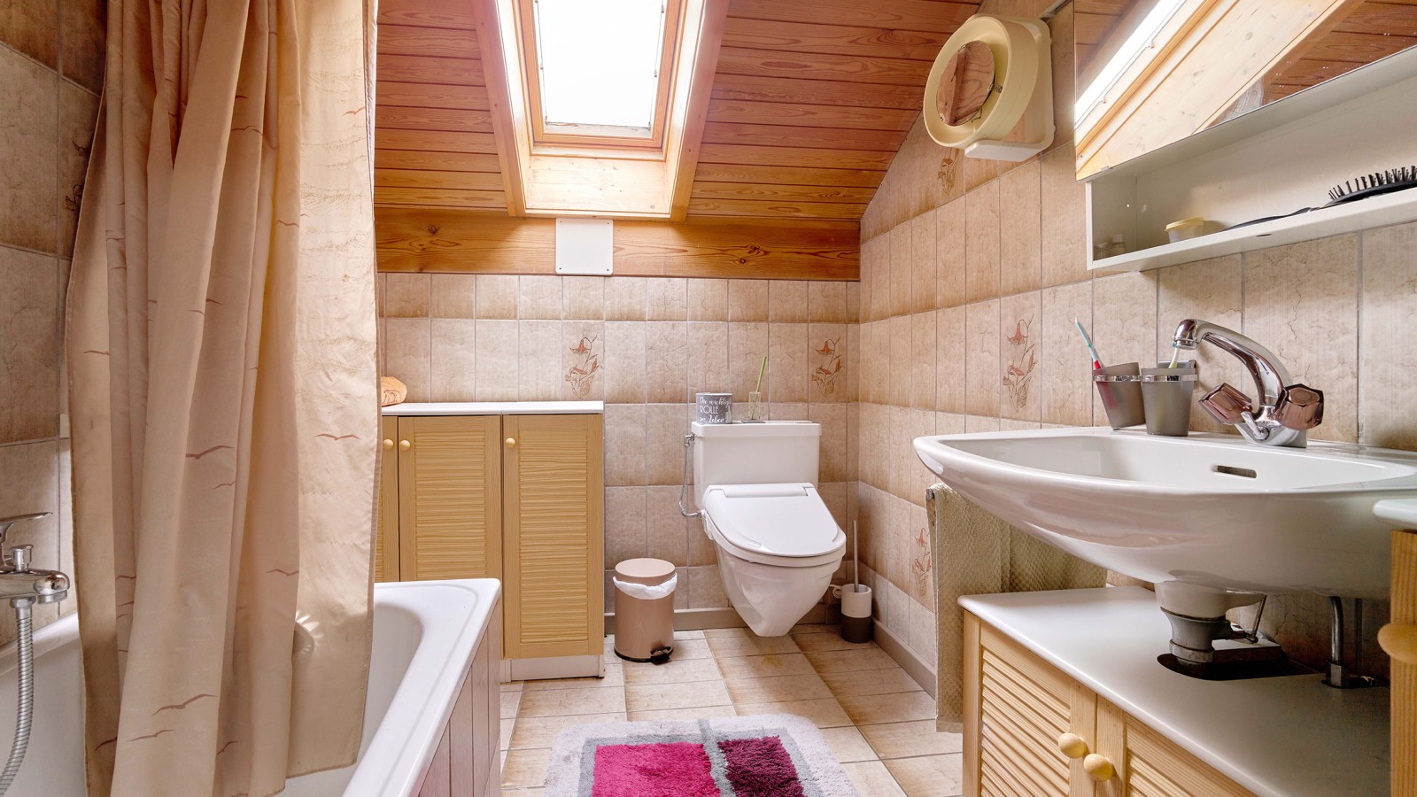 Renovasyon öncesi banyo Renovasyon öncesi banyo