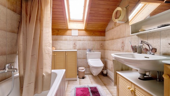 Renovasyon öncesi banyo Renovasyon öncesi banyo