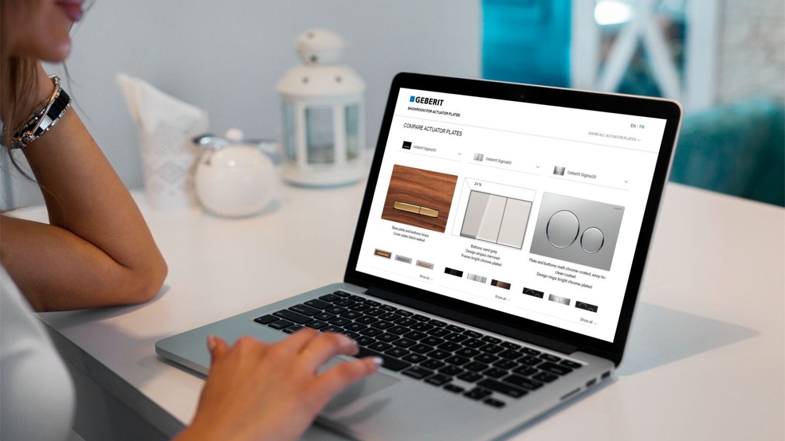 Dizüstü bilgisayarında Geberit gömme rezervuar teşhir salonunu açan kadın Dizüstü bilgisayarında Geberit gömme rezervuar teşhir salonunu açan kadın