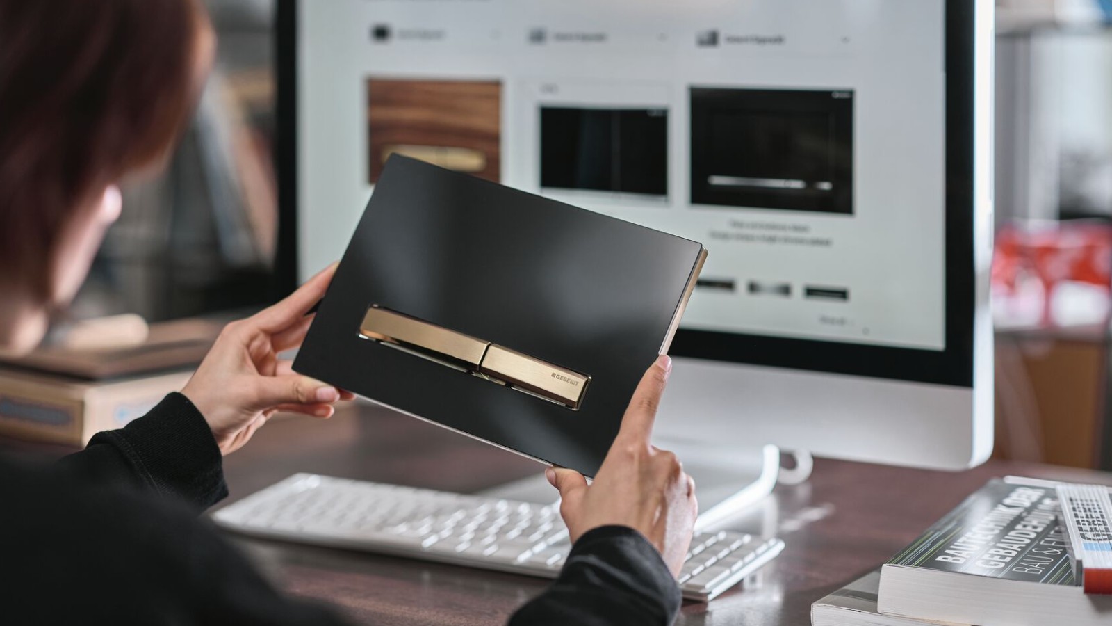 Pembe altın renginde düğmeli Geberit Sigma50 basma plakası ve kadın Pembe altın renginde düğmeli Geberit Sigma50 basma plakası ve kadın