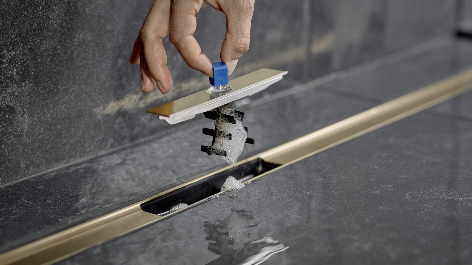 Duş kanalının kolay temizlenmesi için tarak eki Duş kanalının kolay temizlenmesi için tarak eki