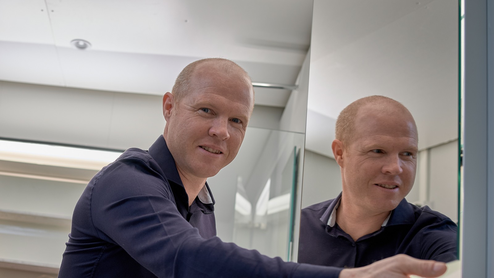 Aydınlatma uzmanı Andreas Janser, Geberit'in Rapperswil-Jona, İsviçre'deki genel merkezinde bulunan ışık laboratuvarında (© Geberit)