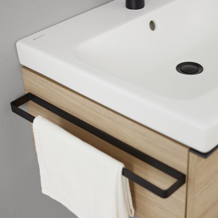 Geberit iCon siyah mat havluluklu lavabo dolabı (© Geberit)