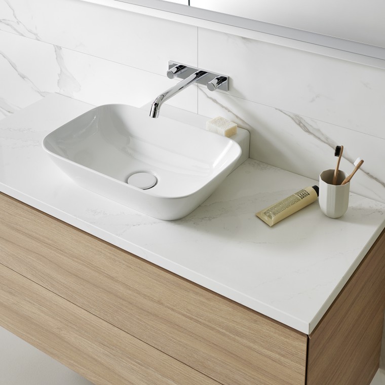 Ahşaptan yapılmış banyo mobilyaları ile beyaz lavabo (© Geberit) Ahşaptan yapılmış banyo mobilyaları ile beyaz lavabo (© Geberit)