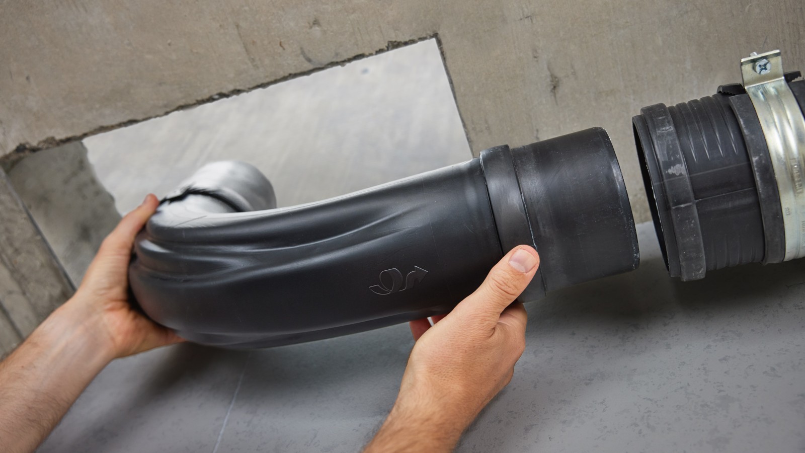 Geberit BottomTurn dirseği, iki adet 45° dirseğe kıyasla daha hızlı ve kolay bir şekilde monte edilir.