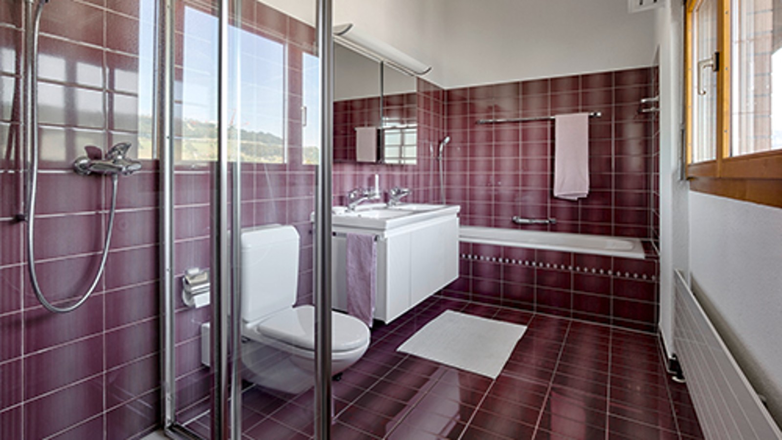 Kırmızı fayanslarla yenilenmeden önce banyo