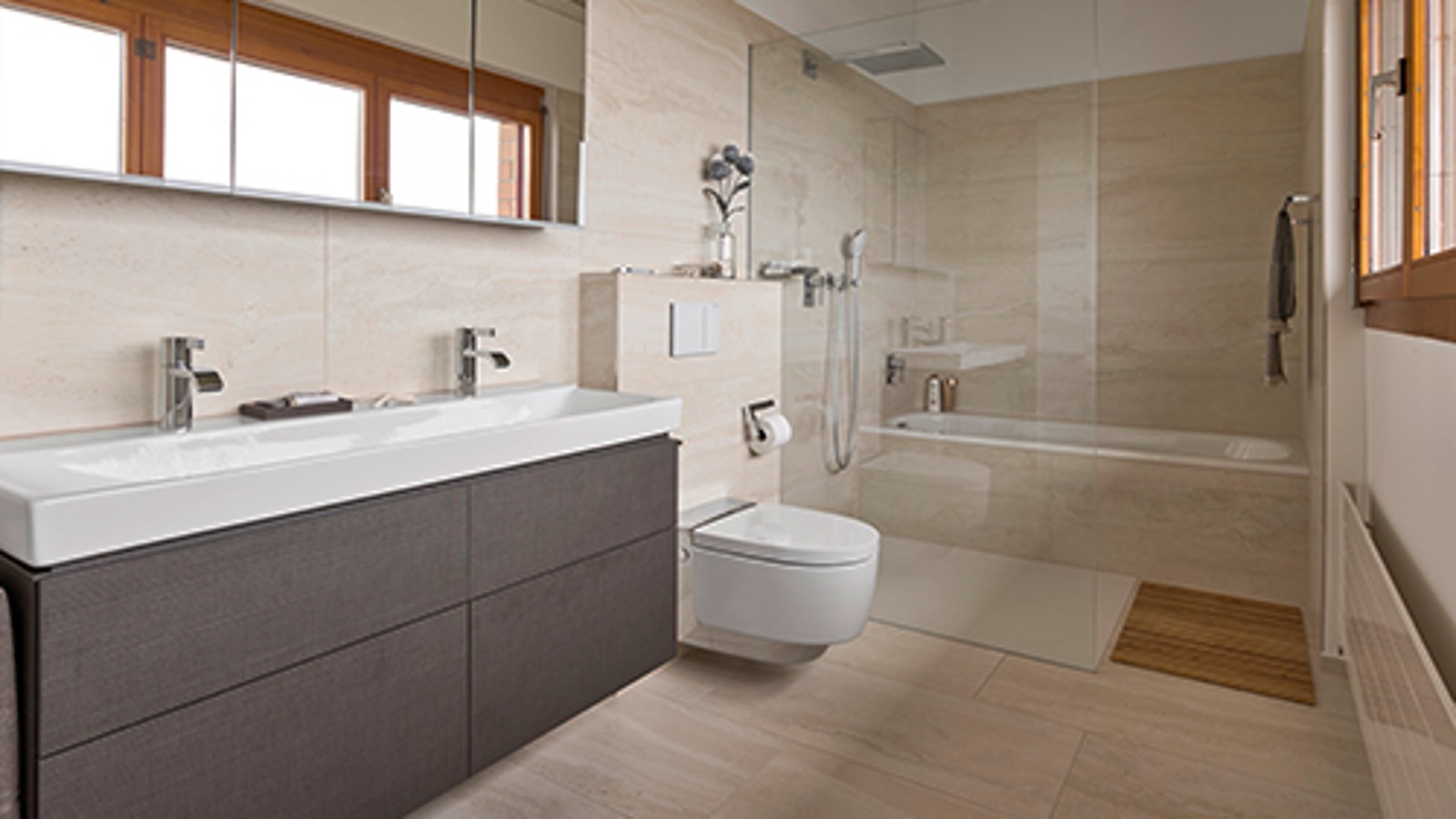 Tadilattan sonra Geberit AquaClean otomatik taharet sistemi bulunan banyo