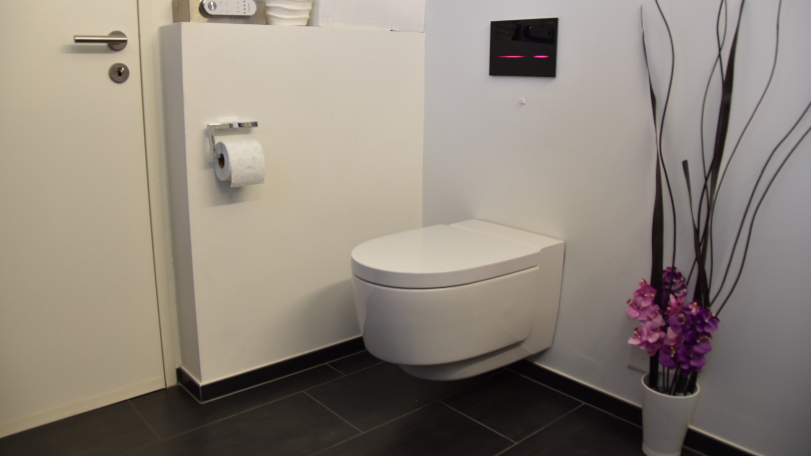 Tadilattan sonra çeşitli Geberit ürünleri bulunan banyo