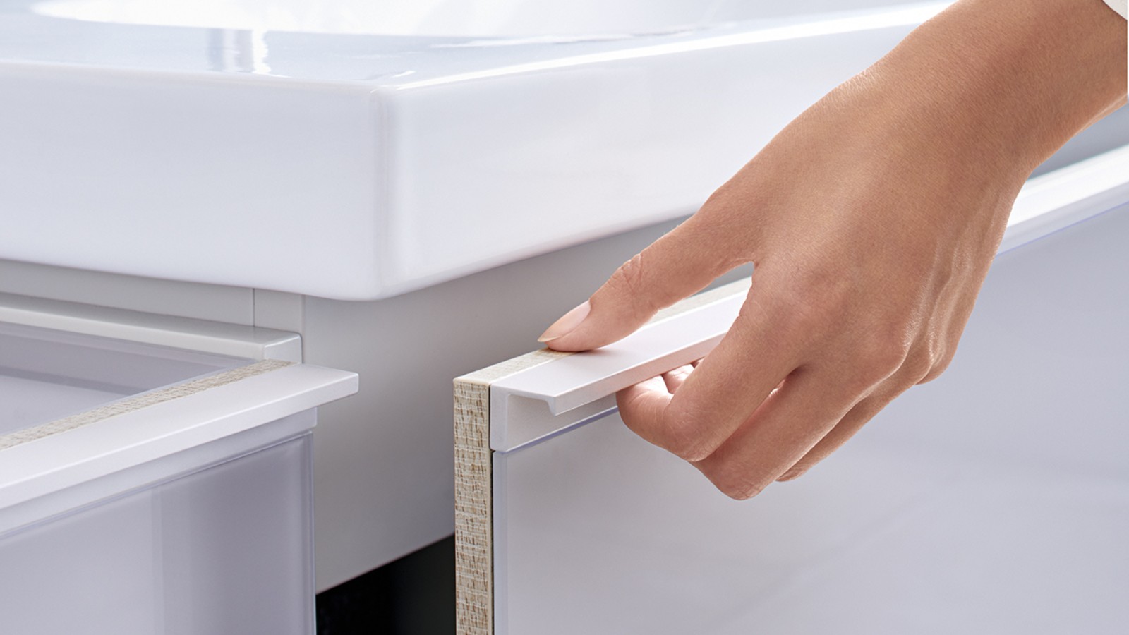 Banyo mobilyalarında yavaş kapama mekanizması