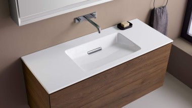 Geberit ONE ince kenarlı lavabo ve ceviz kahverenginde dolap