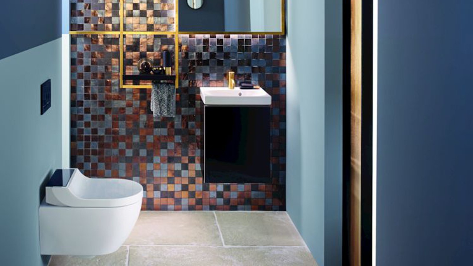 Altın ve bakır tonları bu misafir tuvalete sıcaklık katıyor