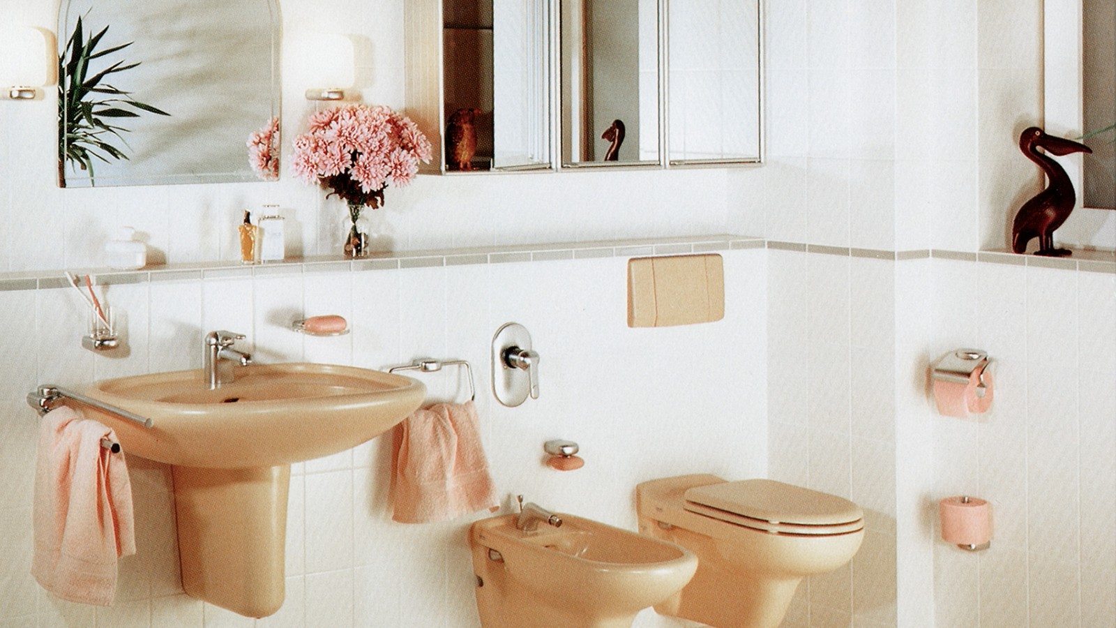 Renkli seramikler ve kumanda kapakları ile ayrıca asma klozetler, 1970'li yıllarda çok modaydı.