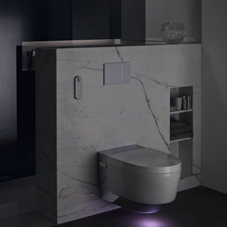 Geberit AquaClean Mera Comfort yönlendirme ışıklı krom (© Geberit) Geberit AquaClean Mera Comfort yönlendirme ışıklı krom (© Geberit)