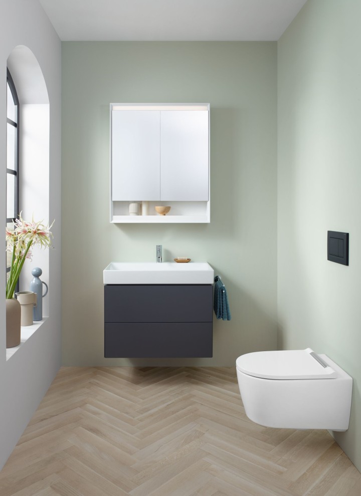 Geberit ONE banyo serisinden asma klozet, aynalı dolap ve lavabo dolabı bulunan misafir tuvaletinin görünümü Geberit ONE banyo serisinden asma klozet, aynalı dolap ve lavabo dolabı bulunan misafir tuvaletinin görünümü