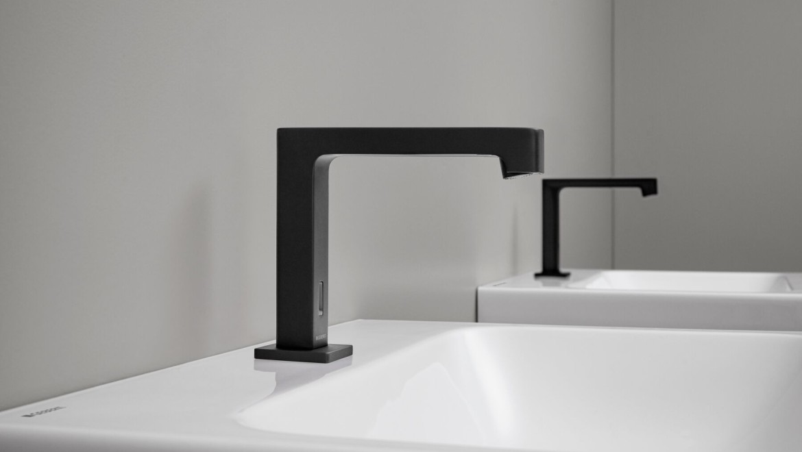 Geberit Brenta fotoselli batarya, mat siyah (© Geberit)