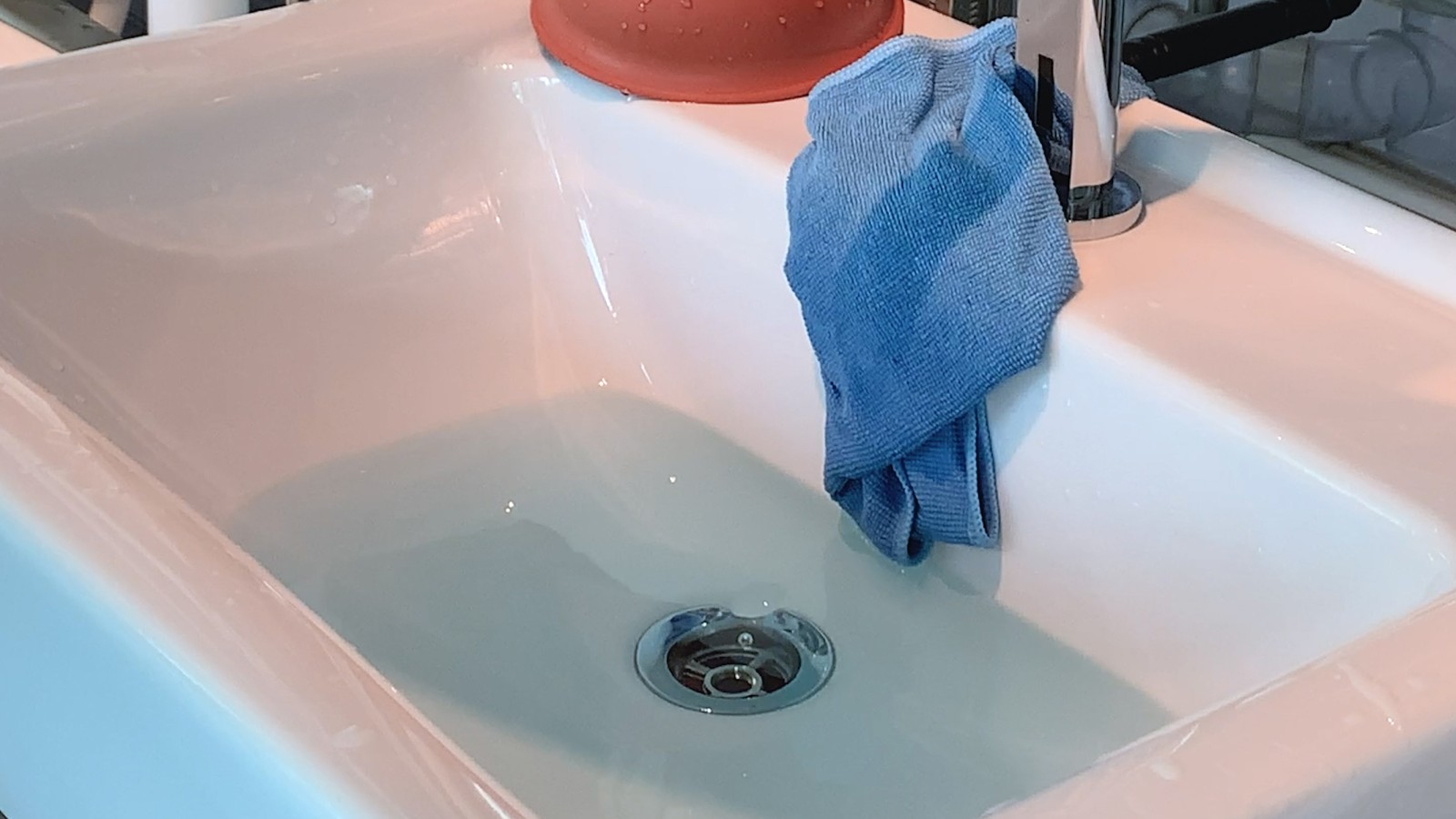 Lavabodaki su boşalır ve boru tekrar çalışır hale gelir.