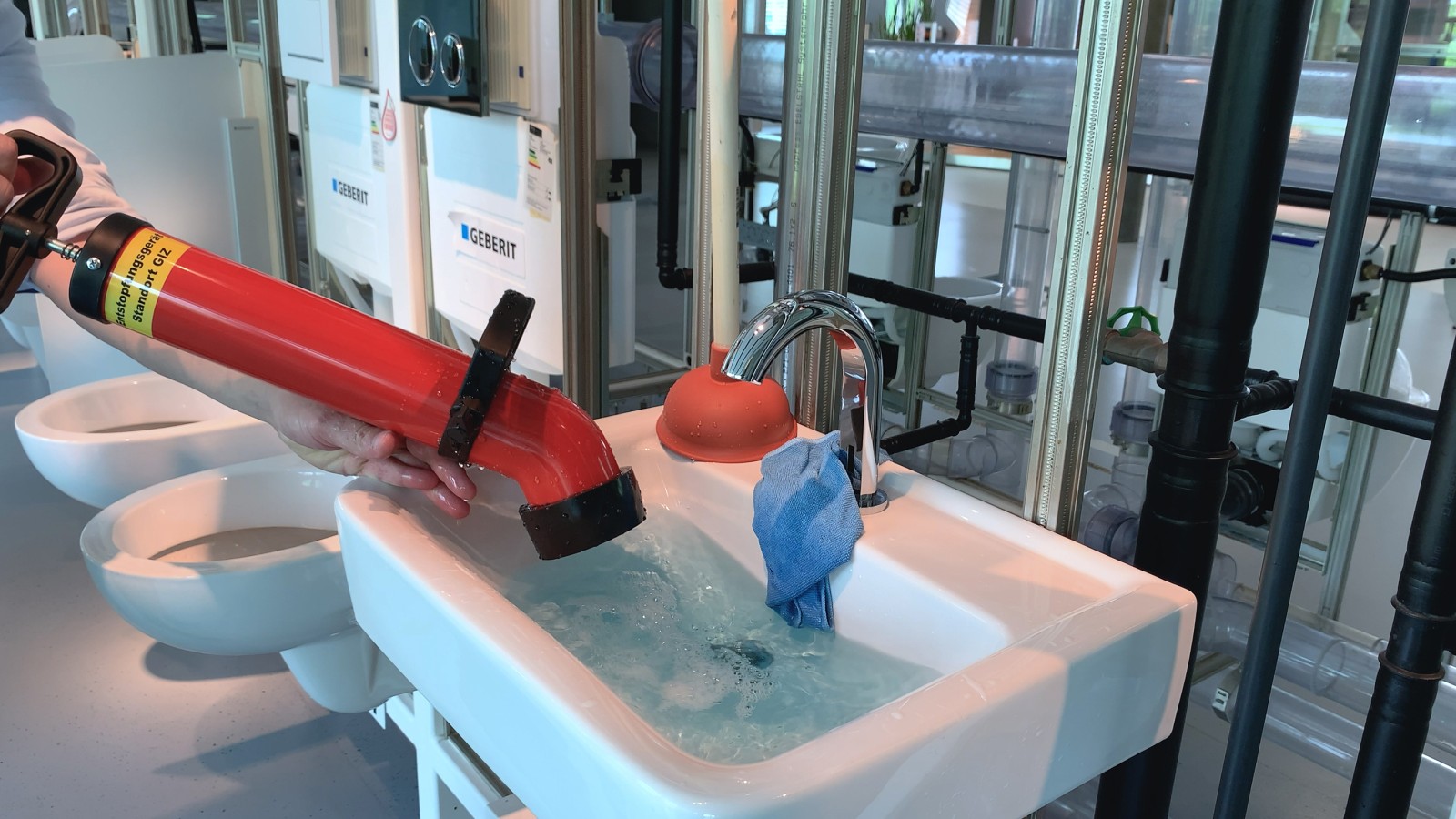 Kullanımda bir basınçlı boru temizleyici