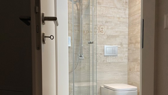 Dışarıya açılan banyo kapısı Dışarıya açılan banyo kapısı