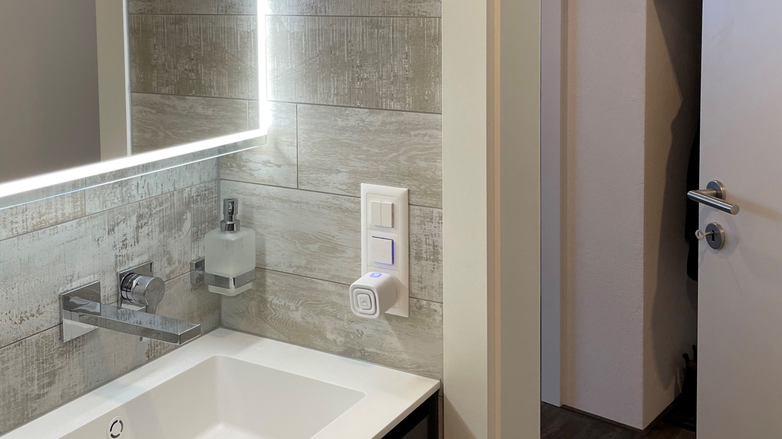 Dışarı açılan bir kapı banyoda yerden tasarruf sağlar