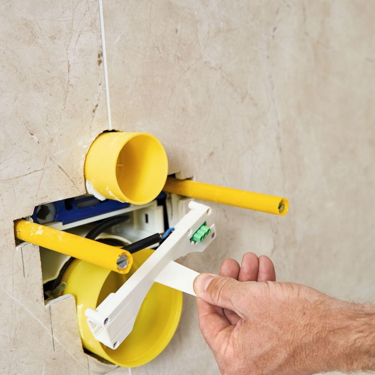 Montaj sırasında Geberit Güç ve Bağlantı kutusu Montaj sırasında Geberit Güç ve Bağlantı kutusu