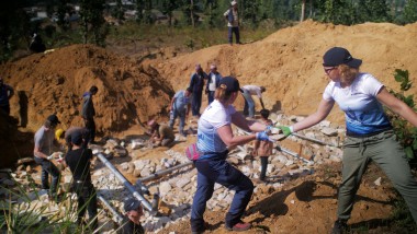 Geberit çalışanları Nepalli bir köy topluluğu için su boruları montajı yapıyor (© Marcin Mossakowski)