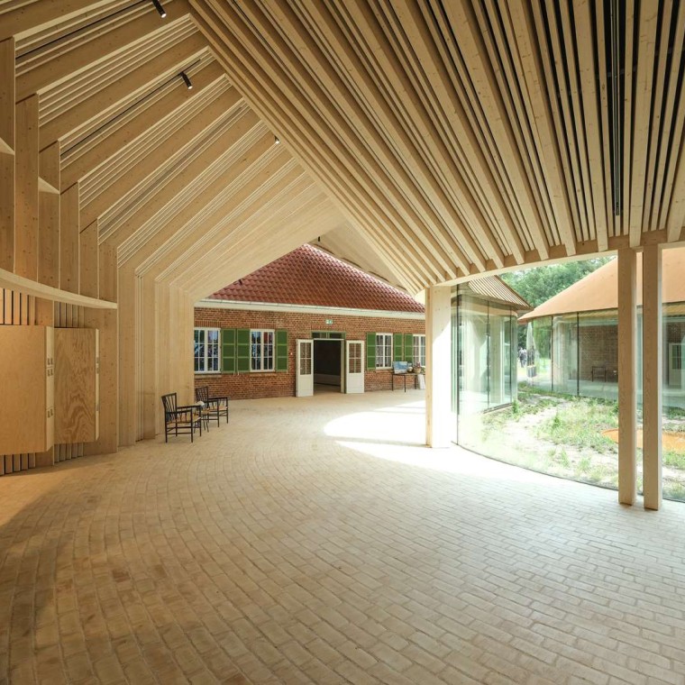 80.000 sarı tuğla, burada tonozlu bağlantı kanadının içinde olduğu gibi müzenin zeminini döşüyor (© R_Hjortshoj) 80.000 sarı tuğla, burada tonozlu bağlantı kanadının içinde olduğu gibi müzenin zeminini döşüyor (© R_Hjortshoj)