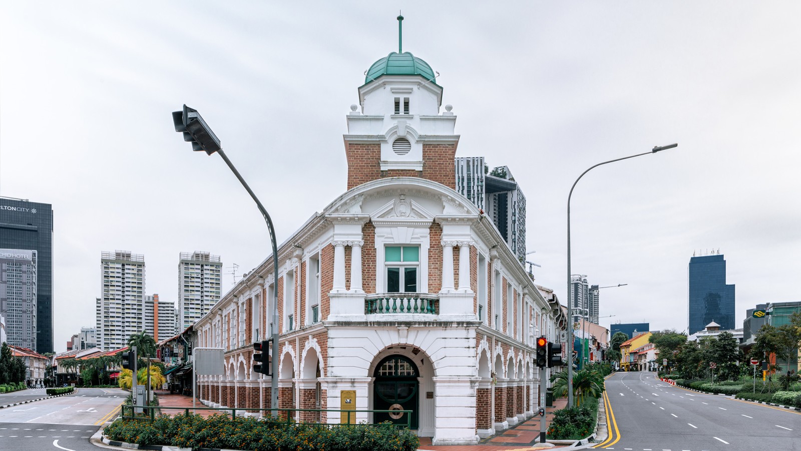 BORN restoranı, Singapur'un birkaç tarihi binasından biri olan Jinrikisha İstasyonu'nda yer alıyor (© Owen Raggett) BORN restoranı, Singapur'un birkaç tarihi binasından biri olan Jinrikisha İstasyonu'nda yer alıyor (© Owen Raggett)