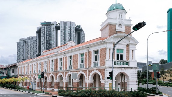 BORN restoranı, Singapur'un birkaç tarihi binasından biri olan Jinrikisha İstasyonu'nda yer alıyor. Sahibi aktör Jackie Chan (© Owen Raggett) BORN restoranı, Singapur'un birkaç tarihi binasından biri olan Jinrikisha İstasyonu'nda yer alıyor. Sahibi aktör Jackie Chan (© Owen Raggett)