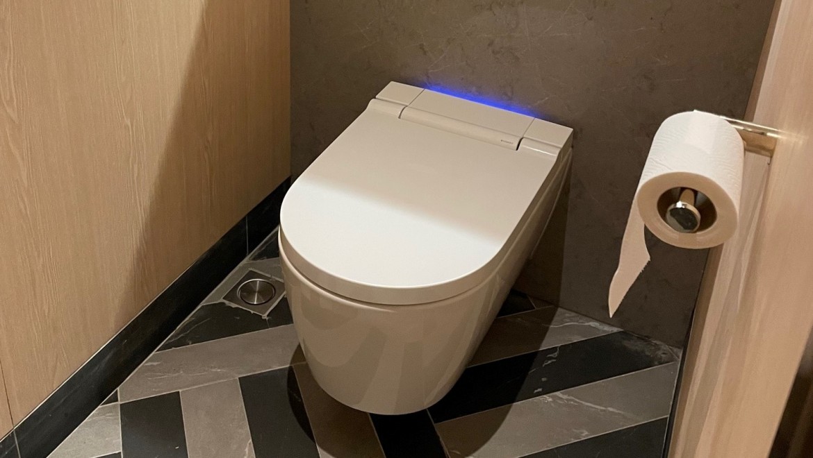 Geberit AquaClean Sela akıllı klozetler ve Geberit pisuvarlar tercih edilmiştir (© Owen Raggett) Geberit AquaClean Sela akıllı klozetler ve Geberit pisuvarlar tercih edilmiştir (© Owen Raggett)