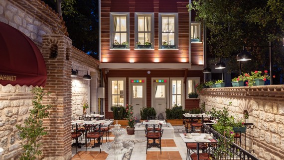 İstanbul'daki Turkish House Hotel'in avlusu farklı dönemlere ait yapısal ve dekoratif unsurları bir araya getiriyor (© Turkish House Hotel) İstanbul'daki Turkish House Hotel'in avlusu farklı dönemlere ait yapısal ve dekoratif unsurları bir araya getiriyor (© Turkish House Hotel)