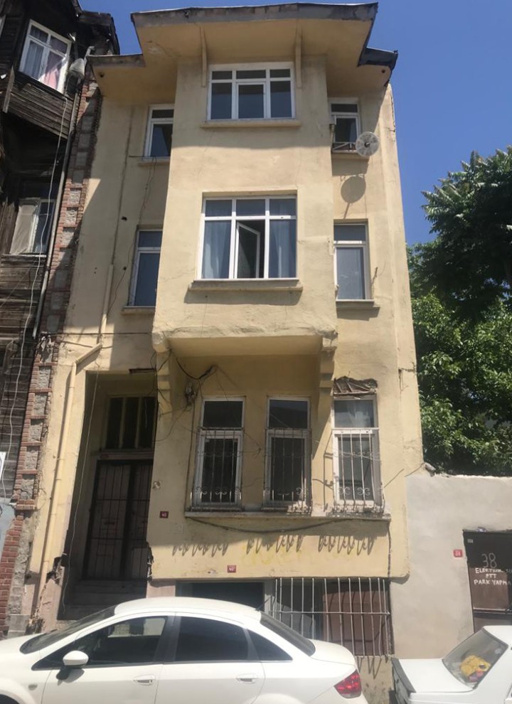 Öncesi ve sonrası: binanın dönüşümden önceki durumu (© Hotel Turkish House) Öncesi ve sonrası: binanın dönüşümden önceki durumu (© Hotel Turkish House)