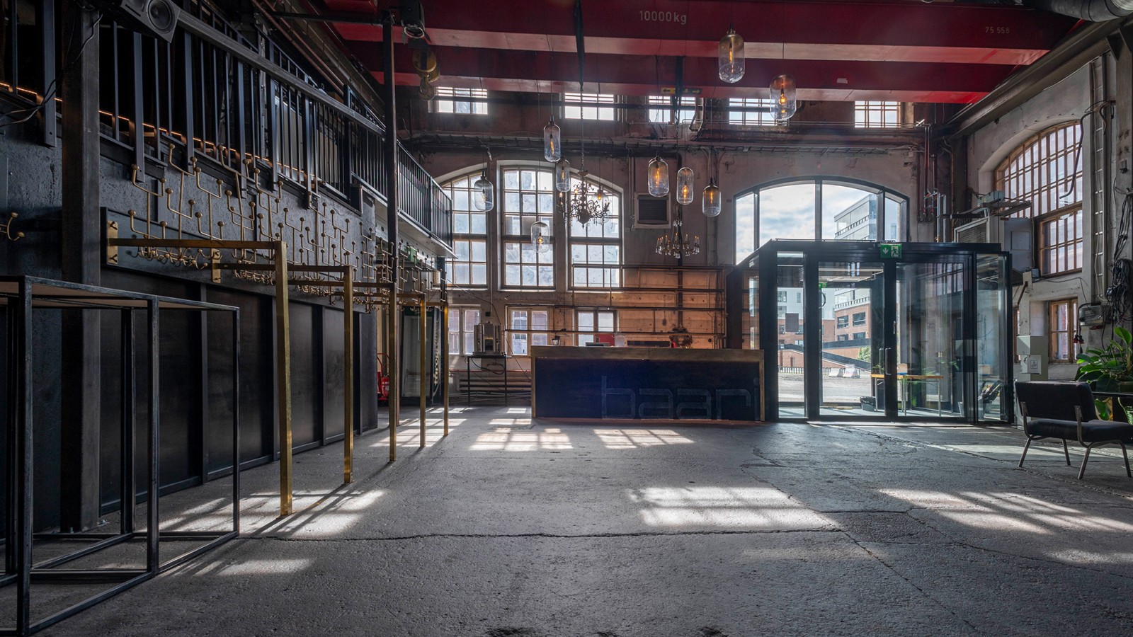 Konepaja'daki olanaklar son derece çeşitlidir. Barlar, kulüpler, spor ve kültürel etkinlikler burada yeterince yer bulmaktadır (© Kansallis Teatteri) Konepaja'daki olanaklar son derece çeşitlidir. Barlar, kulüpler, spor ve kültürel etkinlikler burada yeterince yer bulmaktadır (© Kansallis Teatteri)