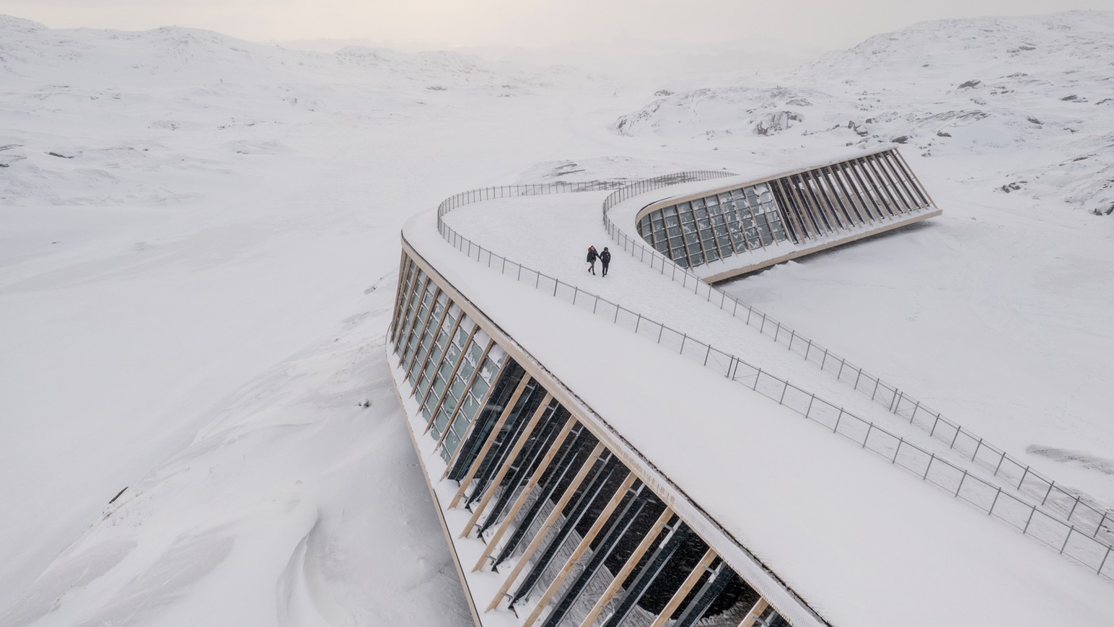 Icefjord Centre'ın çatısı aynı zamanda bir teras (© Adam Mørk) Icefjord Centre'ın çatısı aynı zamanda bir teras (© Adam Mørk)