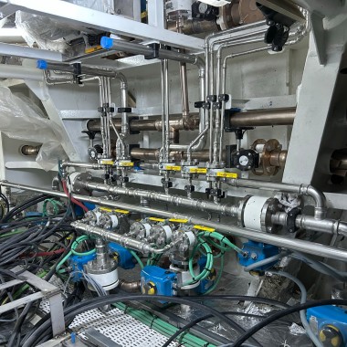 Su Marine tersanesinden bir yatın makine dairesi işte böyle görünüyor. Mapress paslanmaz çelik ve CuNiFe boru tesisatı çok dar bir alana monte edilmiştir (© Su Marine Yachting) Su Marine tersanesinden bir yatın makine dairesi işte böyle görünüyor. Mapress paslanmaz çelik ve CuNiFe boru tesisatı çok dar bir alana monte edilmiştir (© Su Marine Yachting)