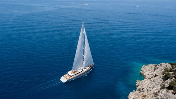 Bodrum'daki ADA Yatçılık tersanesinden bir yelkenli yat Akdeniz'de süzülüyor. (© ADA Yachting) Bodrum'daki ADA Yatçılık tersanesinden bir yelkenli yat Akdeniz'de süzülüyor. (© ADA Yachting)