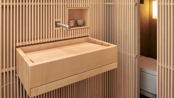 Banyo bir sığınak olarak: Gereksiz görsel uyarıcılar yok – ve Geberit'ten akıllı klozet. (© David Willen Studio) Banyo bir sığınak olarak: Gereksiz görsel uyarıcılar yok – ve Geberit'ten akıllı klozet. (© David Willen Studio)