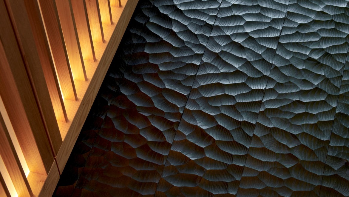 Yuichi Kodai için dokunsal deneyimler, ayakların altındaki yüzeylerde bile temel bir unsur: Japon Naguri tekniği. (© David Willen Studio) Yuichi Kodai için dokunsal deneyimler, ayakların altındaki yüzeylerde bile temel bir unsur: Japon Naguri tekniği. (© David Willen Studio)