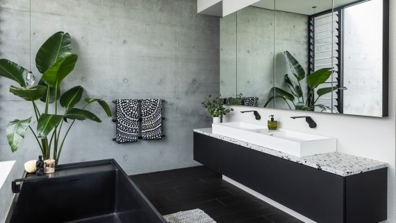En sevdiğim yer: banyo. “Yoğun bir günün ardından, küvette uzun bir süre dinlenmekten daha iyi bir şey yok.” (© Alyne Media) En sevdiğim yer: banyo. “Yoğun bir günün ardından, küvette uzun bir süre dinlenmekten daha iyi bir şey yok.” (© Alyne Media)