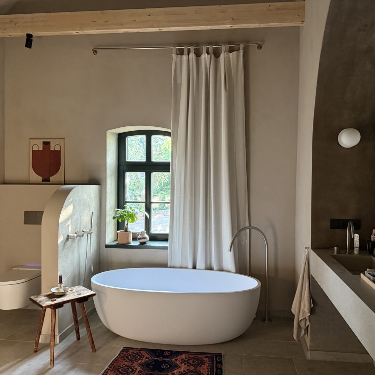 Banyoların kendi isimleri var, burada “bej banyo” (© Büşra Qadir)