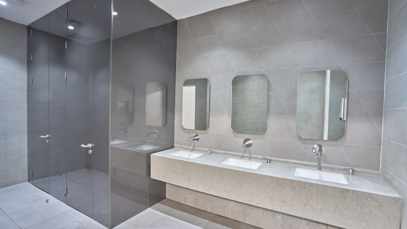 Basit ve şık: Geberit VariForm lavabosu ve Piave bataryaları. © Oğuzhan Kasar