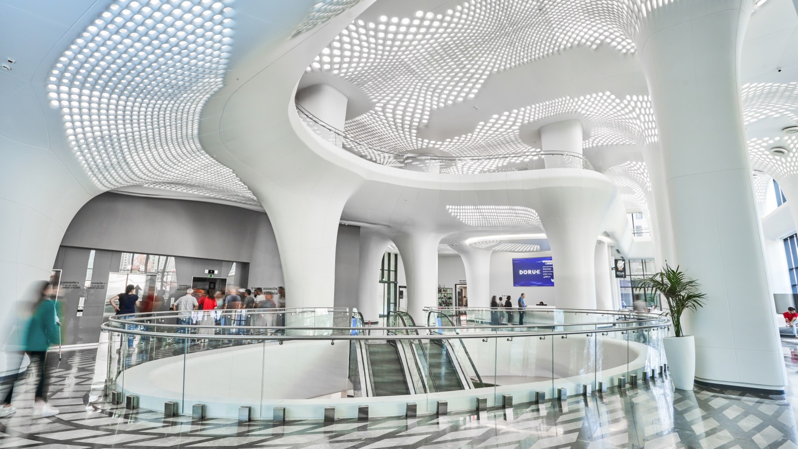 Fütüristik ve ışıkla dolu: Bursa’daki Doruk Nilüfer Hastanesi, geniş odalar ve organik formlar üzerine odaklanıyor. (© Doruk Hastanesi)