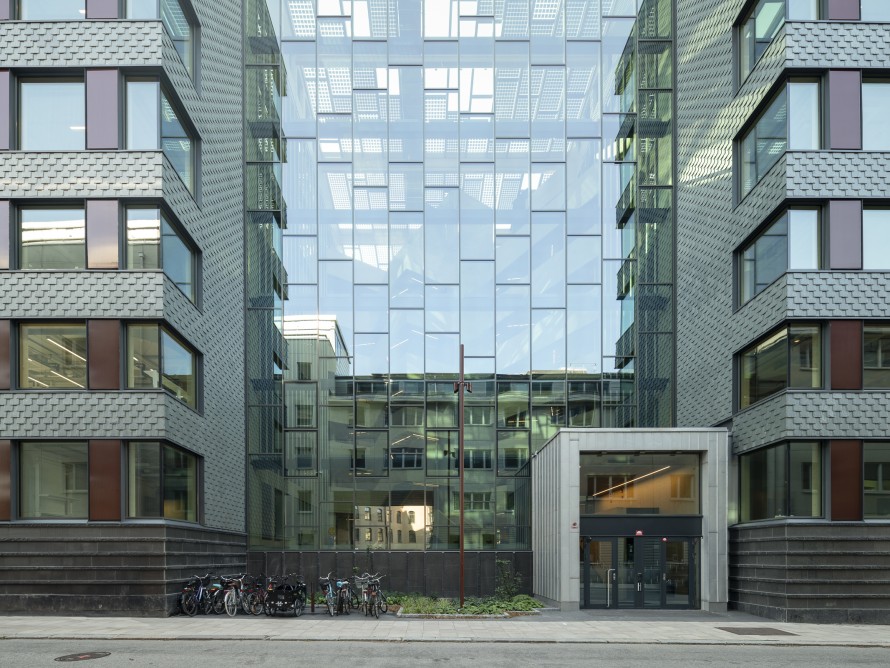 Daha önce ayrı olan üç bina bölümü, ortak bir iç avlu ile birleştirilerek yeni bir bütün oluşturuldu (© baraBild) Daha önce ayrı olan üç bina bölümü, ortak bir iç avlu ile birleştirilerek yeni bir bütün oluşturuldu (© baraBild)