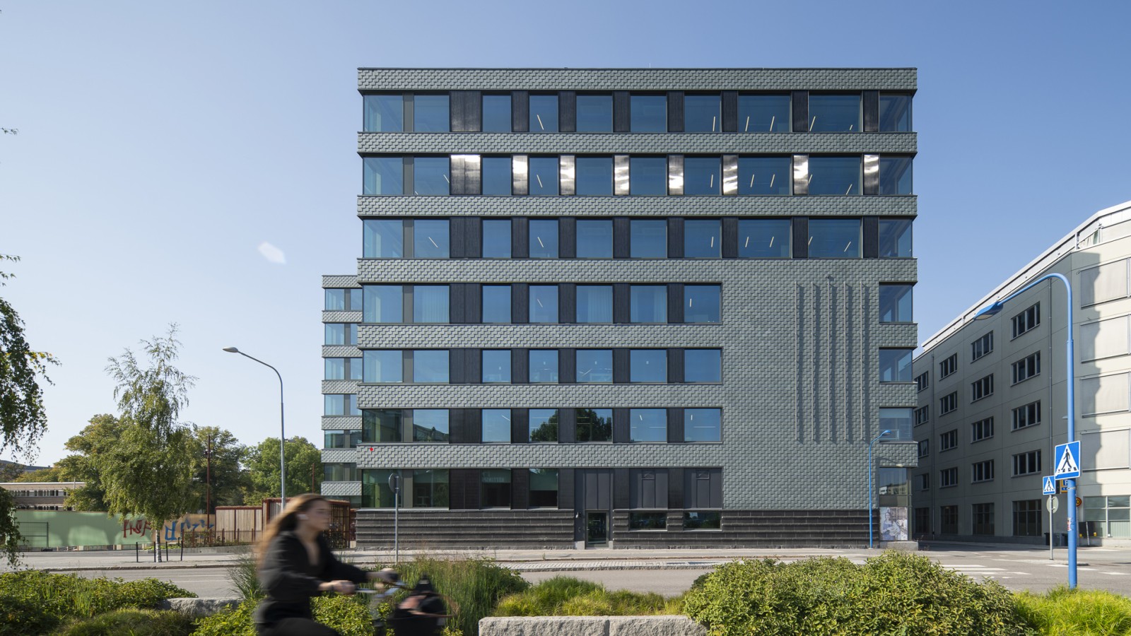 Arduvazdan yapılmış ve güneş panelleri entegre edilmiş dış cephe, enerji verimliliğini garanti eder (© baraBild) Arduvazdan yapılmış ve güneş panelleri entegre edilmiş dış cephe, enerji verimliliğini garanti eder (© baraBild)