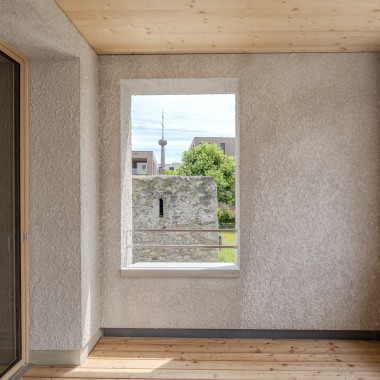 Balkon duvarları ve cephe yüzeyi kireç sıvasından yapılmıştır. (© Openly / Jens Ellensohn) Balkon duvarları ve cephe yüzeyi kireç sıvasından yapılmıştır. (© Openly / Jens Ellensohn)